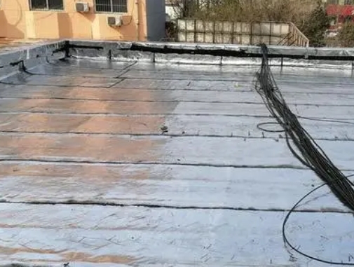 唐山卫生间漏水维修公司分享下唐山屋面楼顶防水刚性防水层施工要点。